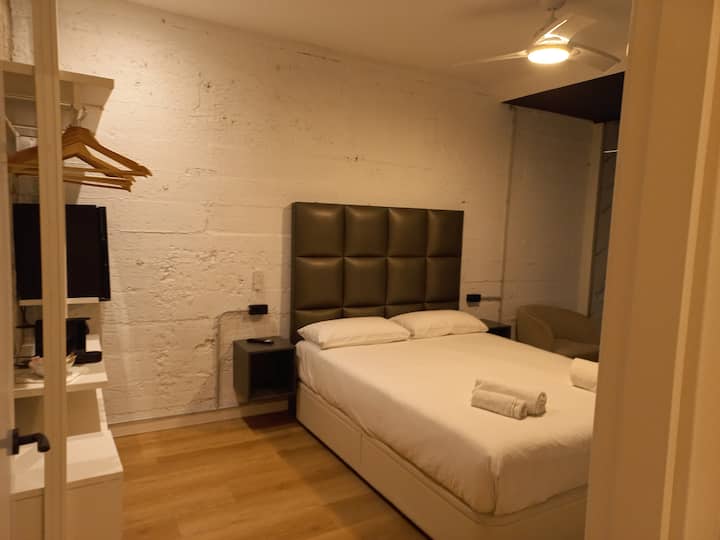 Детали за креветот во главната спална соба