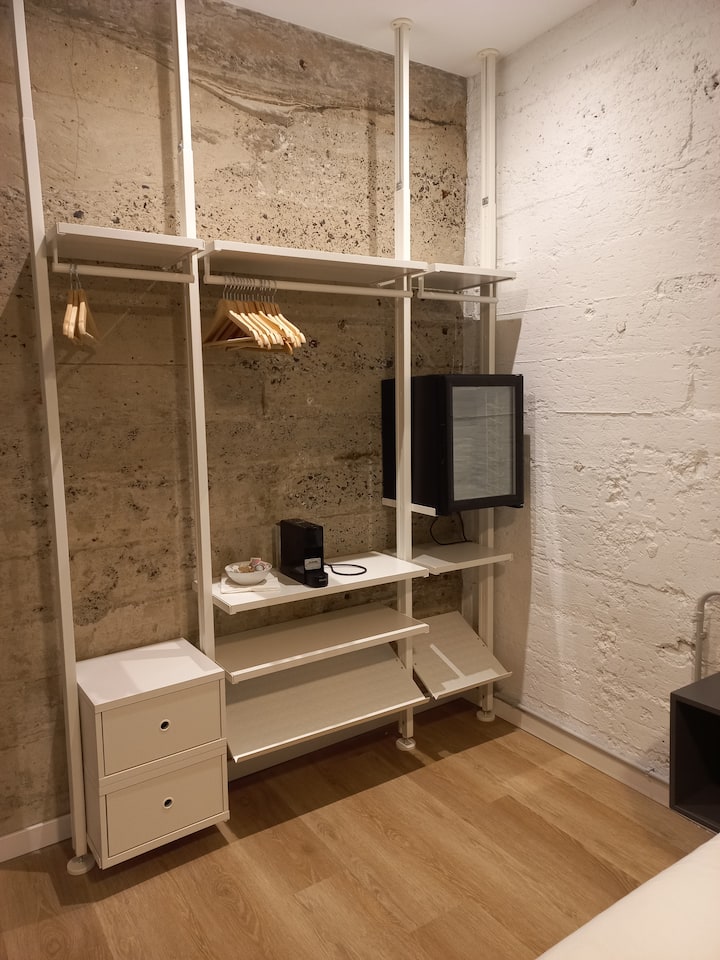 Плакар ,фиоки и машина за кафе