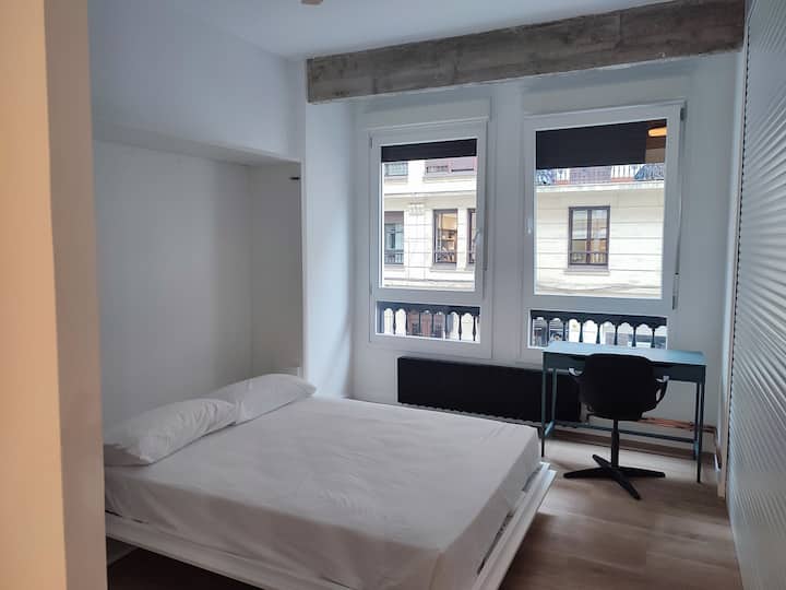 Спална соба # Биро и кревет со поглед на маса