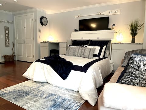 Newly Renovated Studio Downtown!