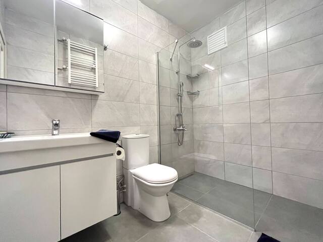 Comfortable & Peaceful Flat with Sea View gallery image 5