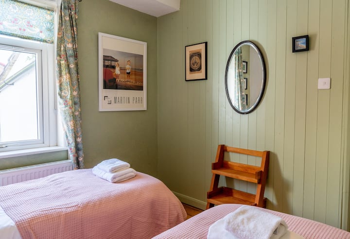 Lovely twin room with artwork, mirror and storage cupboard