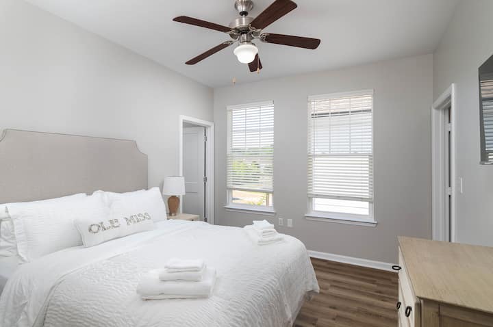 楼上标准双人床卧室，带独立卫生间和相邻衣柜。