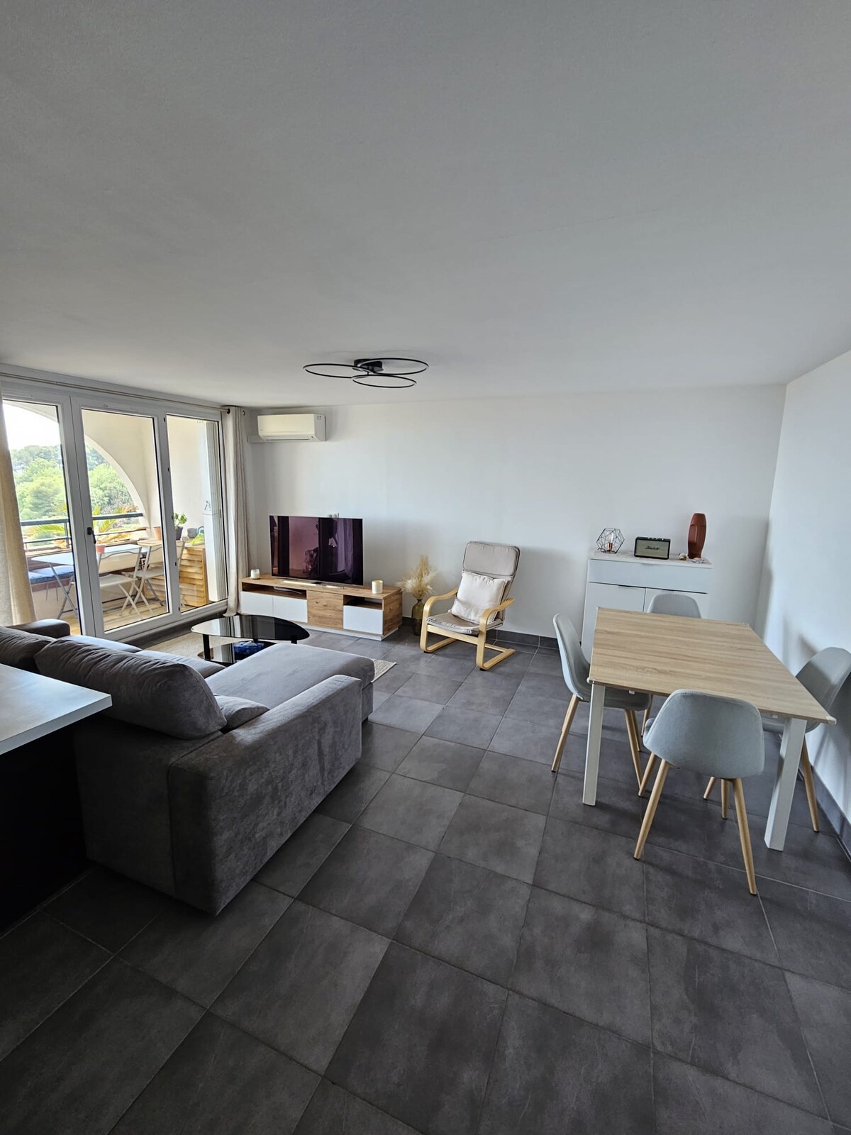 Popular Airbnb listing: Nice Gairaut 3/4 rooms sea view in Gairaut