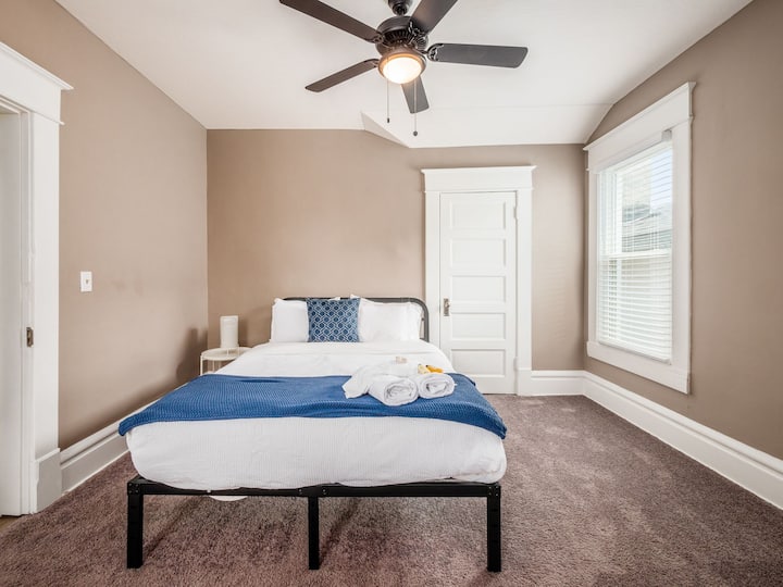 สัมผัสประสบการณ์ที่ยอดเยี่ยมของความสะดวกสบายในห้องนอนที่ตกแต่งอย่างพิถีพิถันของเราสถานที่พักผ่อนส่วนตัวของคุณ