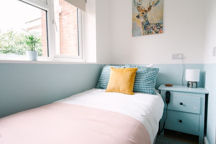 Spálňa 5: na prízemí, samostatná elektrická nastaviteľná posteľ, závesný priestor