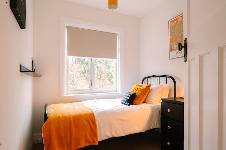 Spálňa 4: na poschodí, jednolôžko, komoda