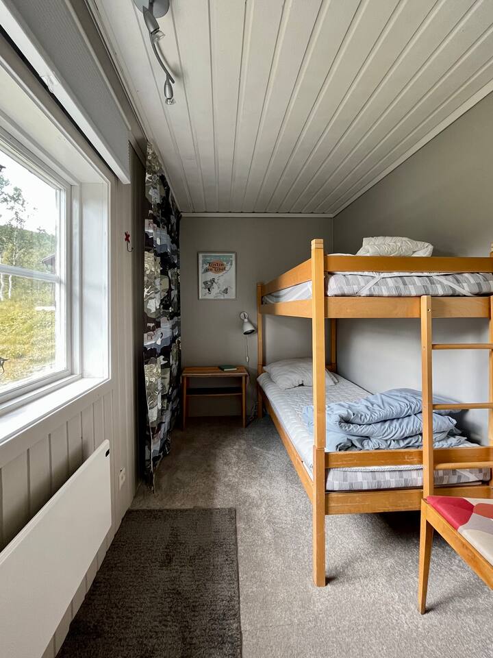 Spavaća soba s krevetom na sprat. 