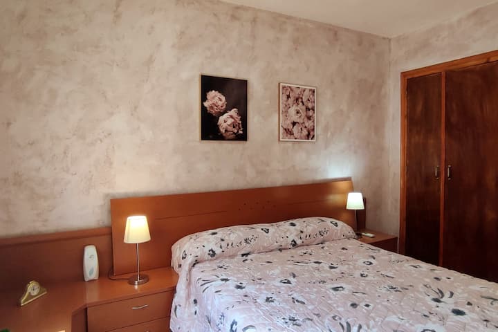 Spavaća soba s bračnim krevetom i ormarom, svijetla,..