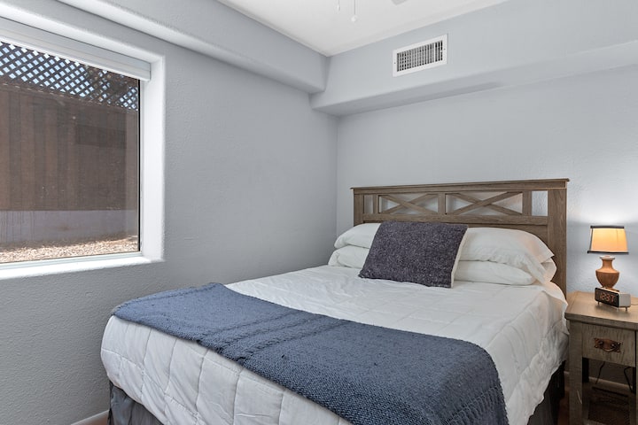 Tretia spálňa má manželskú posteľ s luxusnou hotelovou posteľnou bielizňou a paplónom.