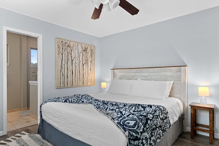 V hlavnej spálni je manželská posteľ veľkosti King s luxusnou hotelovou posteľnou bielizňou a paplónom.