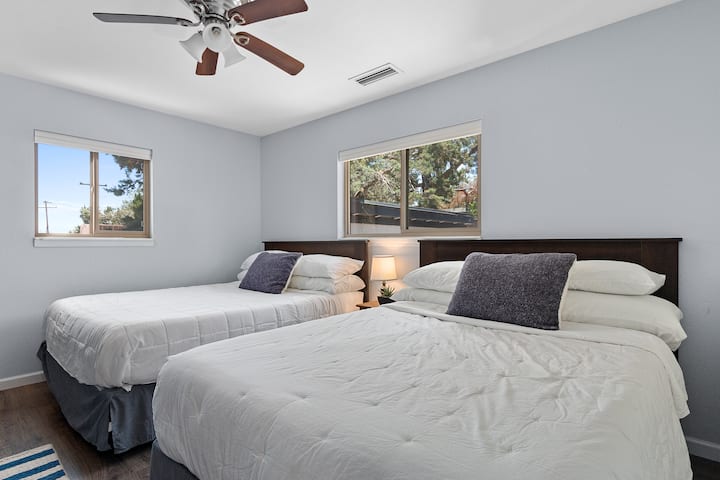 Druhá spálňa má dve manželské postele a posteľnú bielizeň a paplóny hotelovej kvality.