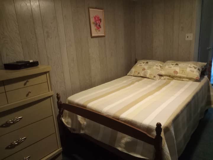 ห้องนอนชั้นใต้ดิน
พร้อมทีวีและเครื่องเล่นดีวีดี