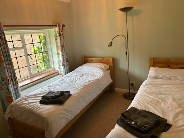Charming Group Stay – Peaceful Retreat near London gallery image 5