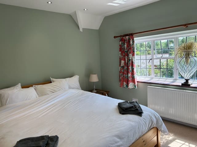 Charming Group Stay – Peaceful Retreat near London gallery image 3