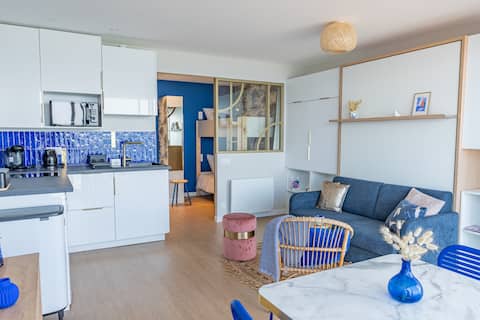 Successful Airbnb property: Beautiful apartment facing the sea, direct beach access in Saint Gilles Croix De Vie