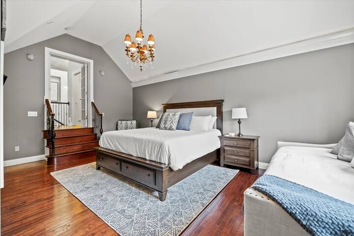 Minutes to OSU – German Village Large & Luxurious gallery image 5