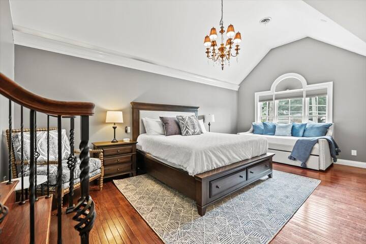 Minutes to OSU – German Village Large & Luxurious gallery image 4