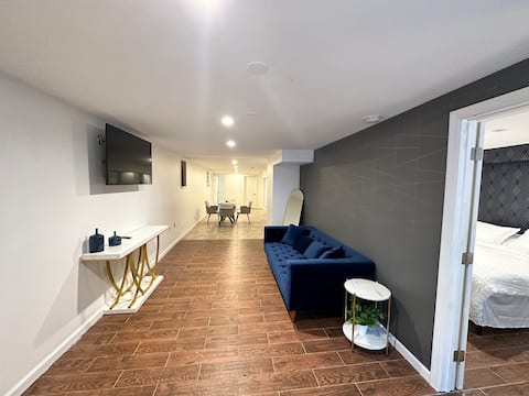 NYC 28 min, 4 min walk to train, 2 King Beds, W/D