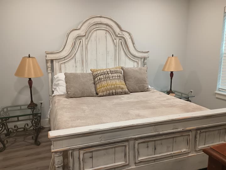 Საწოლი 193 × 203 სმ მთავარ საძინებელში