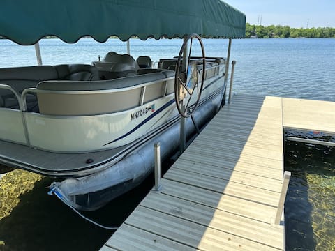 Delightful Lake Shore Cottage! Pontoon Included!