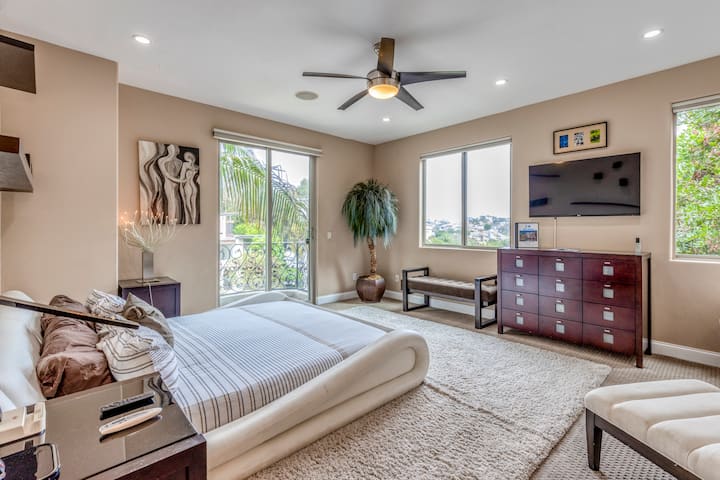 Habitación grande con cama tamaño king y queen y televisor inteligente de 65 pulgadas.  NOTA: ESTE ES EL DISEÑO ANTIGUO ANTES DE LA RENOVACIÓN.  Consulte las representaciones para ver mejor cómo es ahora después de la renovación.  ¡Próximamente nuevas fotos!