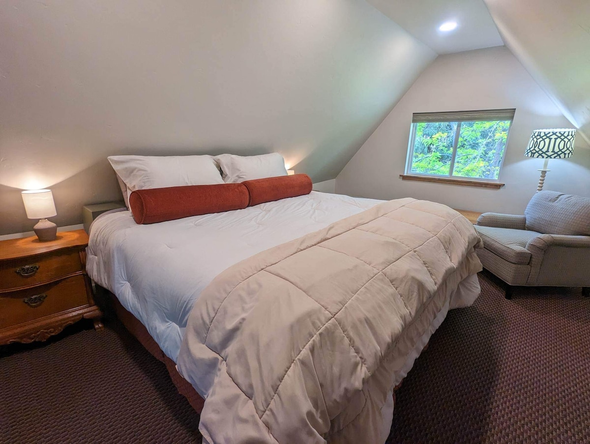 Cama tamaño king en la planta superior y un rincón de lectura relajado.