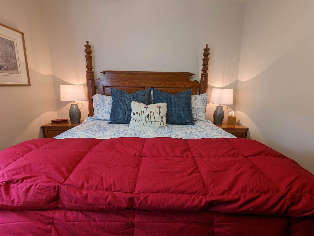 Planta principal con una espaciosa cama tamaño king.  