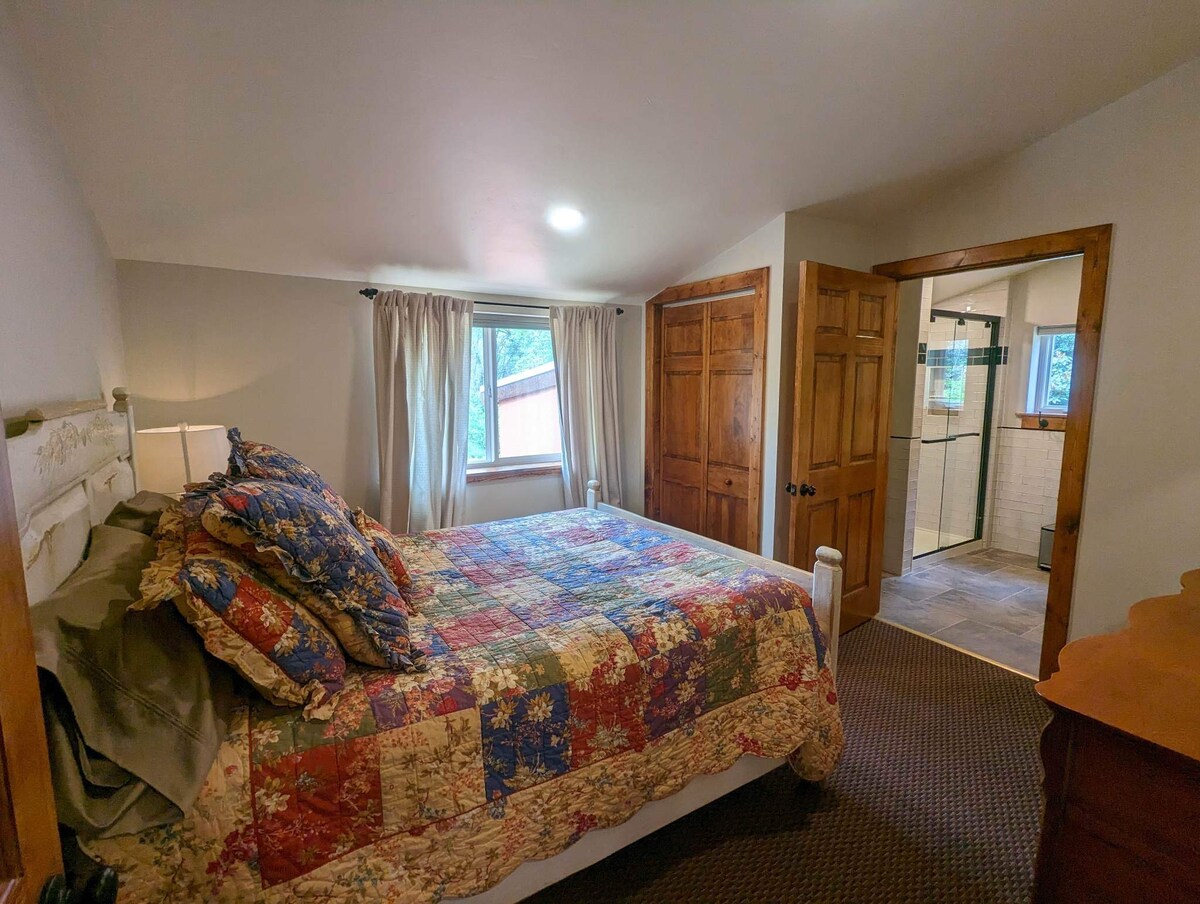 El dormitorio queen del primer piso tiene acceso al baño compartido con el dormitorio king.