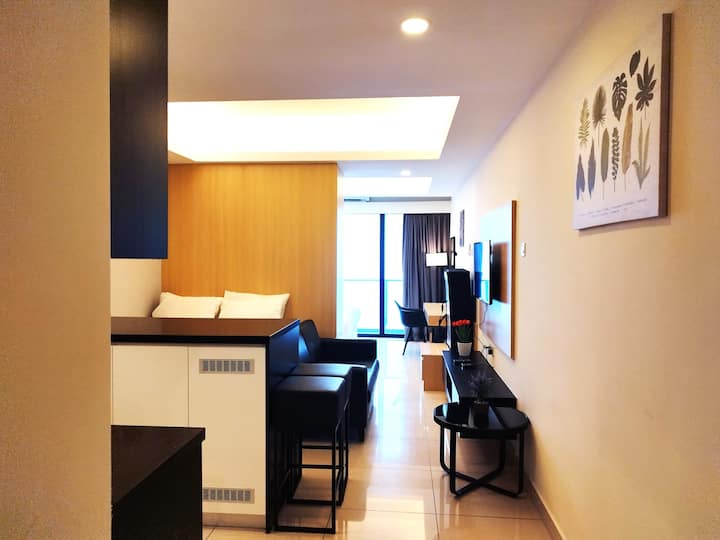 Всекидневна с маса за хранене, двойно легло, диван, телевизор с телевизор