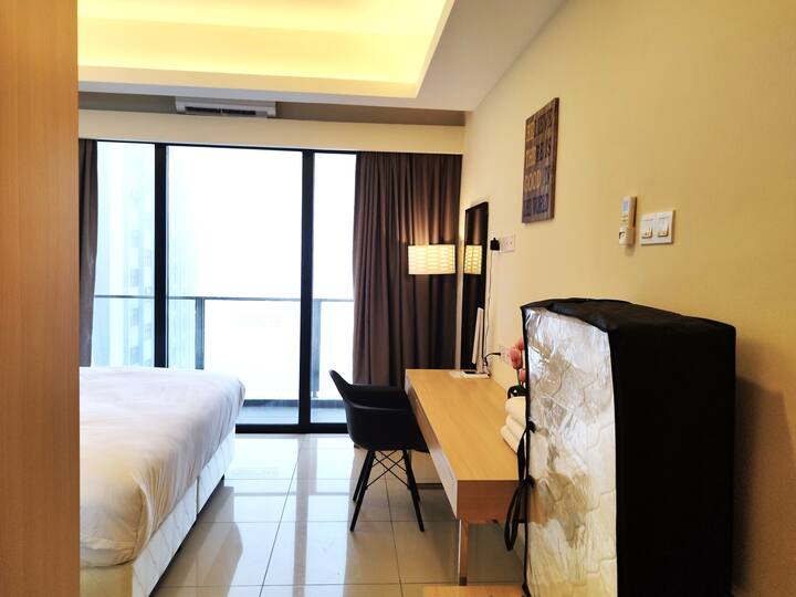 Спалня с двойно легло king size и балкон с изглед към планината