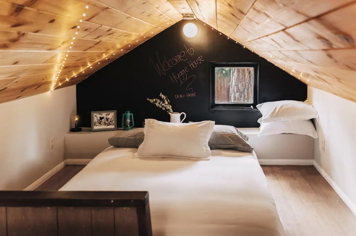 Სახლი ხეზე. ზემოთ ლოფტი ერთი დედოფლით და ერთი ტყუპი საწოლით, ტელევიზორით, მოციმციმე განათებით, ცარცის დაფის კედლით და თამაშებით! #treehousevibes