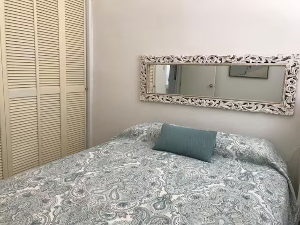 Dhoma e gjumit #1 është e pajisur me ajër të kondicionuar dhe përfshin një krevat dopio "queen"