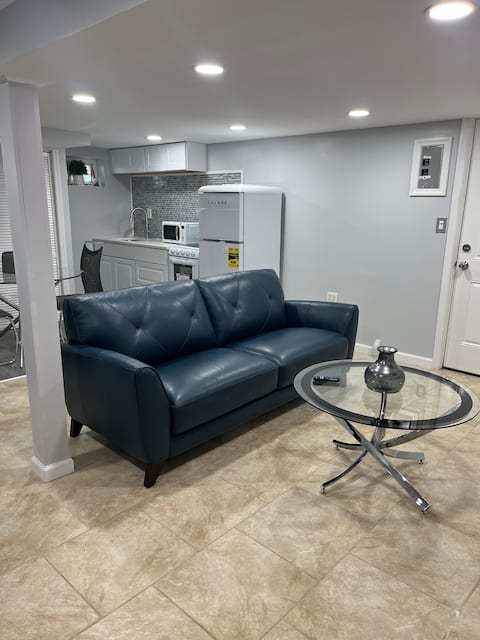 Modern cozy studio apartment w/private entrance