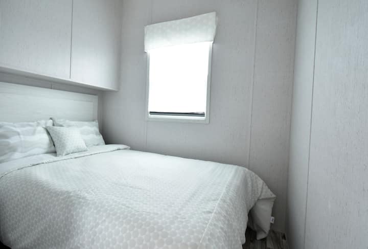 Vitanda viwili (mashuka na vitanda havijatolewa)