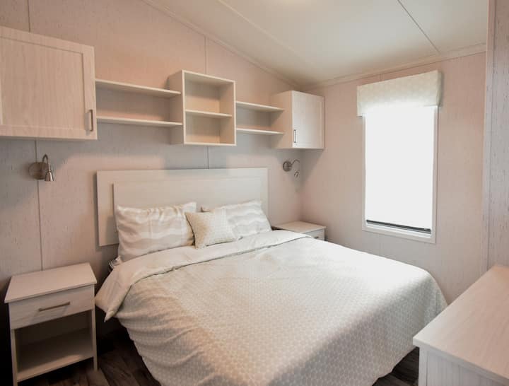 Kitanda aina ya Queen (mashuka na vitanda havijatolewa)