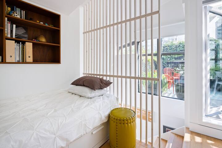 Pvt. Rooftop Patio/Pool/Sauna/Hot tub/Gym/Sleep 5! gallery image 3