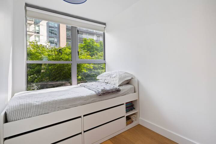 Pvt. Rooftop Patio/Pool/Sauna/Hot tub/Gym/Sleep 5! gallery image 5