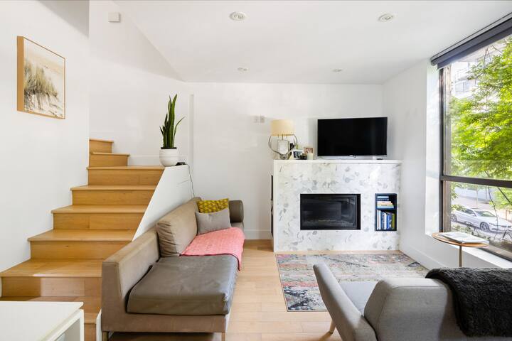 Pvt. Rooftop Patio/Pool/Sauna/Hot tub/Gym/Sleep 5! gallery image 4