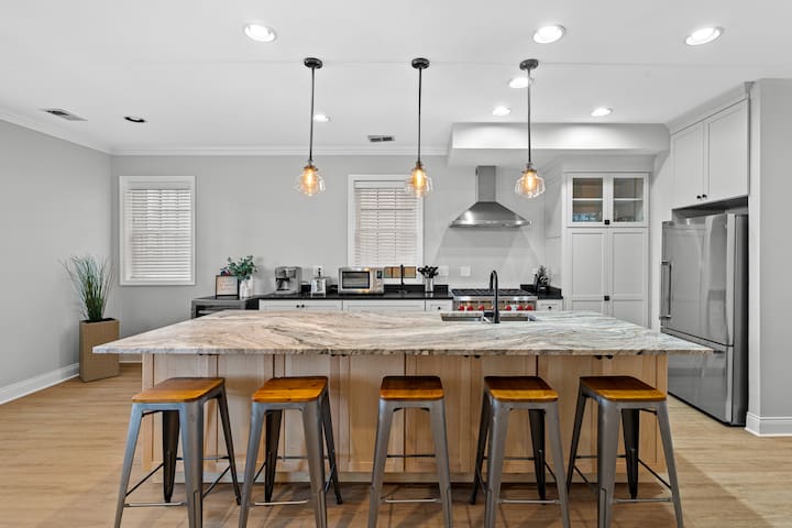 Luxury 6BD/5BTH + Roofdeck – Downtown Chicago! gallery image 2