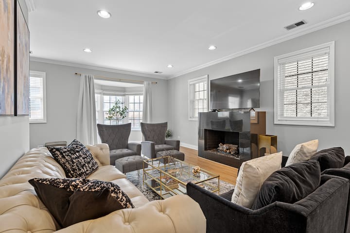 Luxury 6BD/5BTH + Roofdeck – Downtown Chicago! gallery image 3