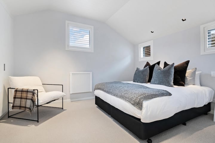 Dormitorio tres, cama tamaño king, asiento en la ventana, baño compartido, dormitorio y baño en el nivel de arriba