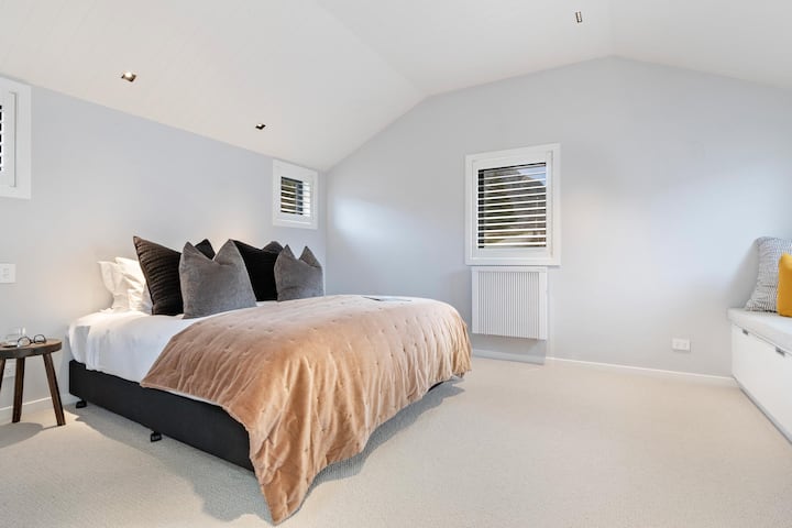 Dormitorio dos, cama king king, asiento en la ventana, baño compartido, todo en el nivel superior