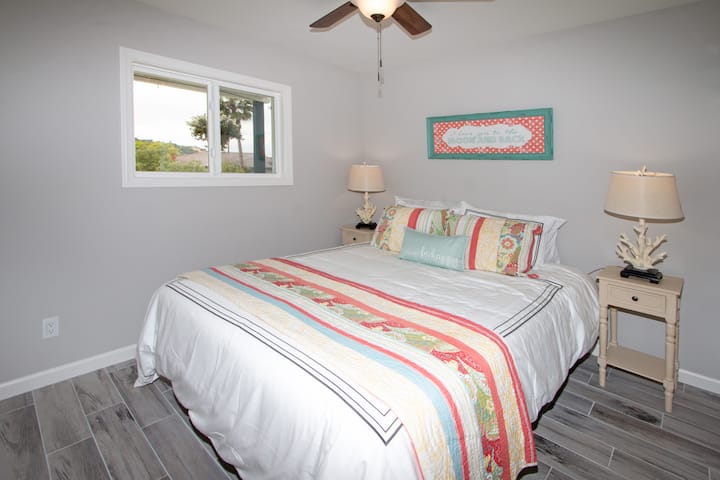 מיטת קווין סייז עם בסיס מתכוונן אפשרה לכם להרים את הראש והרגליים לשינה שלווה!