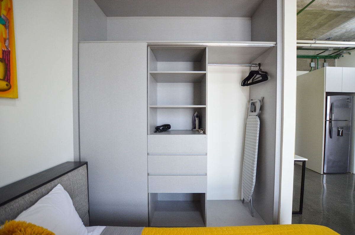 Armadio con ferro da stiro, asino, 10 grucce e asciugacapelli. 