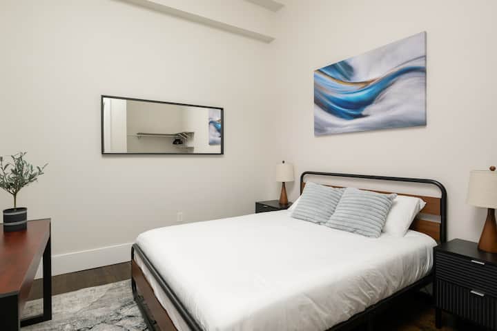 Después de un largo día disfrutando de todo Boston y esta encantadora casa tiene para ofrecer, relajarse y revivirse en nuestro encantador dormitorio queen, con un espejo, espacio de escritorio, TV inteligente de 55 pulgadas (Netflix, HBO Max y Hulu proporcionados), ¡y pintura impresionante!