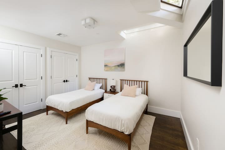 Después de un largo día disfrutando de todo Boston y esta encantadora casa tiene para ofrecer, relajarse y revivirse en nuestro encantador dormitorio individual, ¡con un espejo, espacio de escritorio, TV inteligente de 55 pulgadas (Netflix, HBO Max y Hulu proporcionados) y una pintura impresionante!