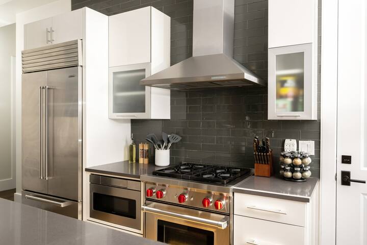 Spacious, Sun-filled Brownstone in Heart of Boston gallery image 5