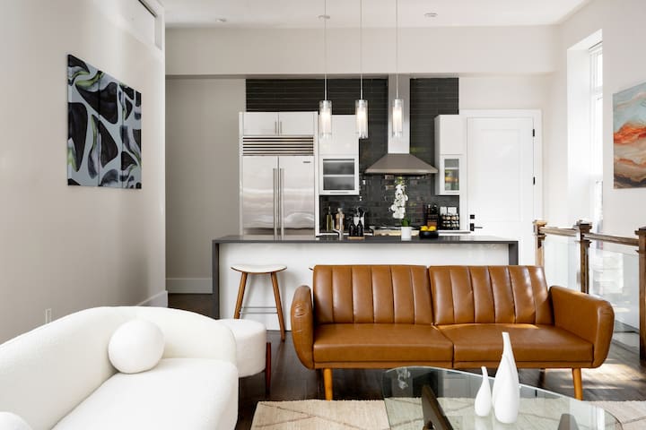 Spacious, Sun-filled Brownstone in Heart of Boston gallery image 3