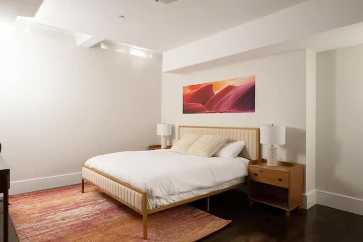 Después de un largo día disfrutando de todo Boston y esta encantadora casa tiene para ofrecer, relajarse y revivirse en nuestro encantador dormitorio principal, ¡con un espejo, espacio de escritorio, TV inteligente de 55 pulgadas (Netflix, HBO Max y Hulu proporcionados) y una pintura impresionante!